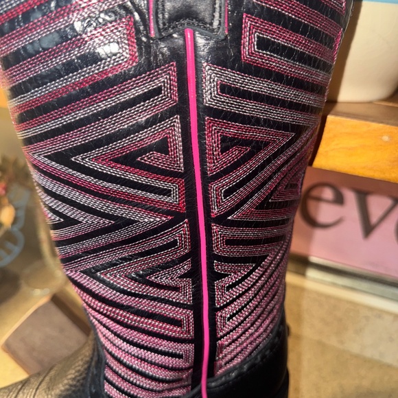 Ariat Black Cowgirl Boots. Size 8 Excellent condition! - Picture 6 of 10